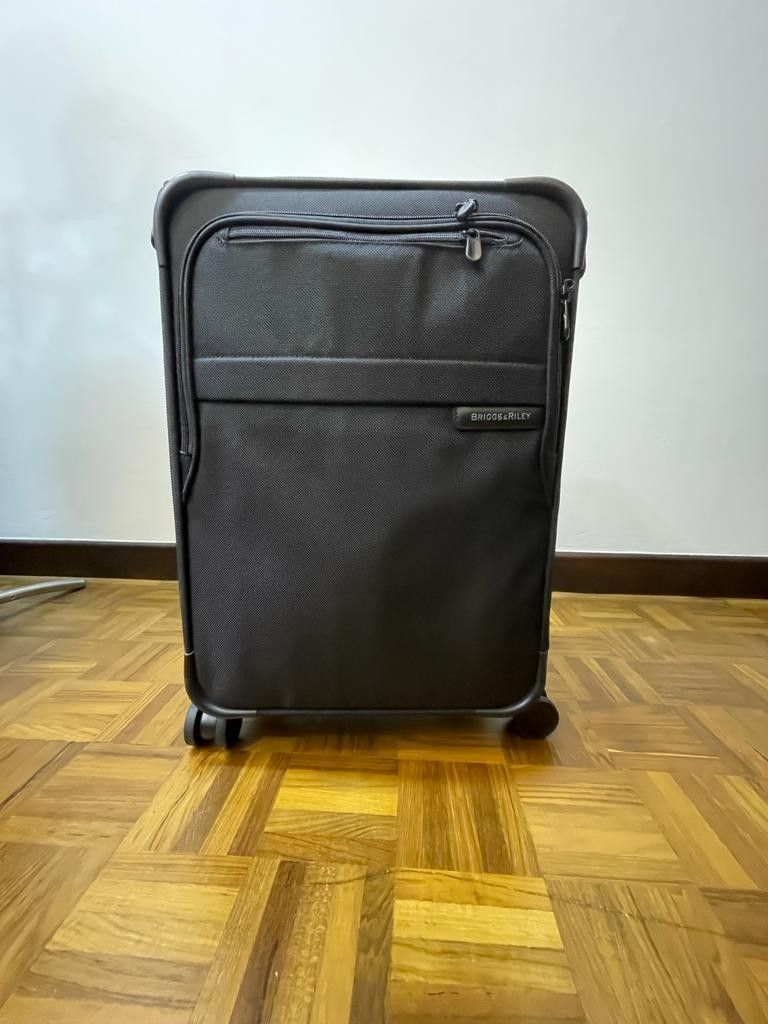 Executive carryon luggage (like Tumi), Hobbies & Toys, Travel, Luggage