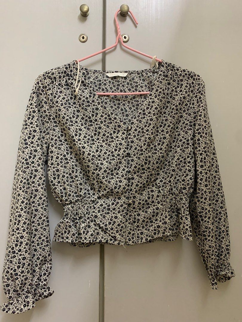 Flower blouse (Category: Blouses) located in Kuala Lumpur. Submitted by naddyprloved (Listing ID 1237641537, Image 2). Description: Size xs Only wear it twice .