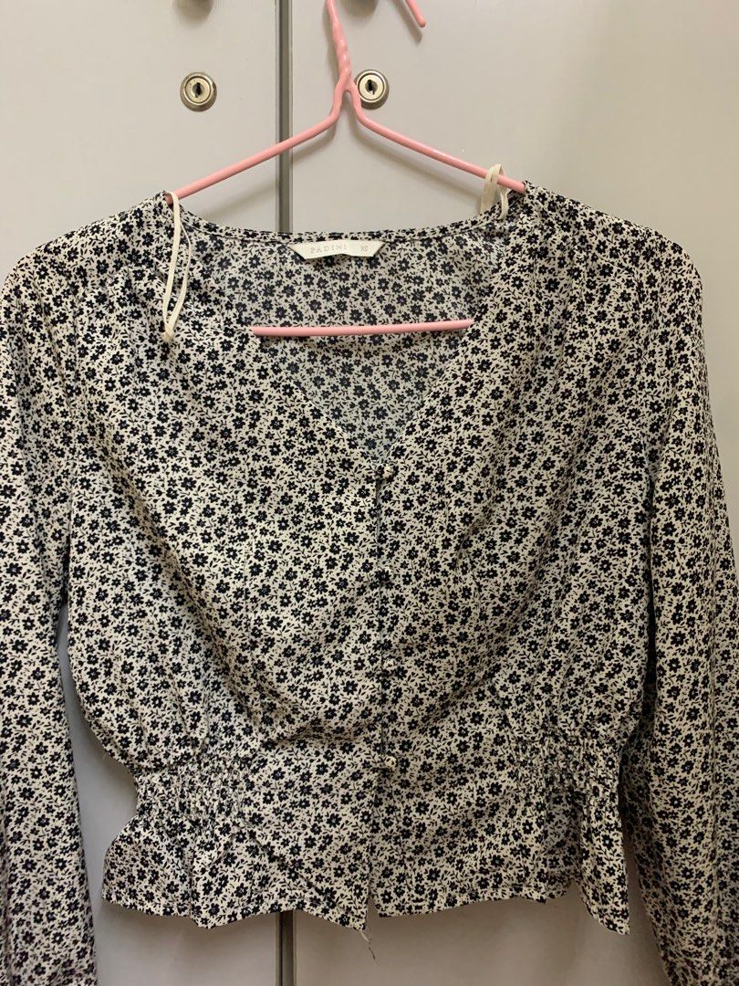 Flower blouse (Category: Blouses) located in Kuala Lumpur. Submitted by naddyprloved (Listing ID 1237641537, Image 1). Description: Size xs Only wear it twice .
