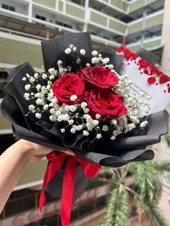 Free Delivery 3 Fresh Red Rose Flower Bouquet [Red, Blue, Purple Rose Birthday/Mother's Day/Anniversary/ROM/Congratulations/Greetings/520 我爱你/Hand Bouquet/Get Well Soon/Farewell/Gifts/Flowers/Graduation/Teacher's Day/Love/七夕 Qi Xi Valentine's]
