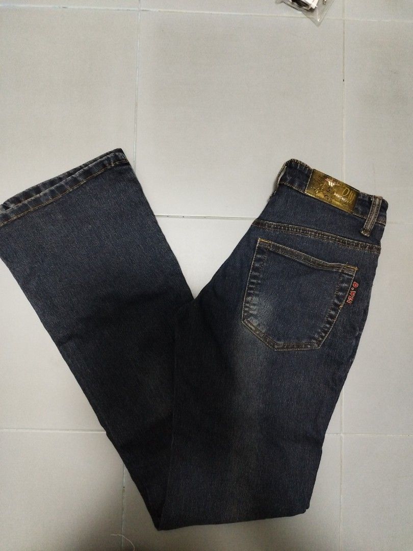 Jeans (Category: Jeans & Leggings) located in Singapore. Submitted by maggie_ng (Listing ID 1237702705, Image 4). Description: .