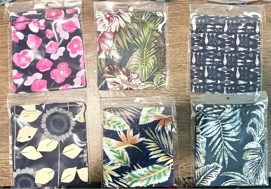 Mini drawstring pouch (Category: Purses & Pouches) located in Singapore. Submitted by zalifaithnin (Listing ID 1237676465, Image 2). Description: Mini pouches. 14x16cm. Circle your preferred choice. Negotiable. 1 for $2. 4 for $7. Self pickup or delivery available. .