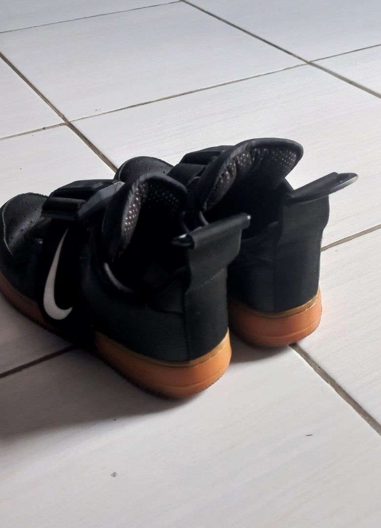 Nike AF1 Utility Black Strap Low, Fesyen Pria, Sepatu , Sneakers di  Carousell