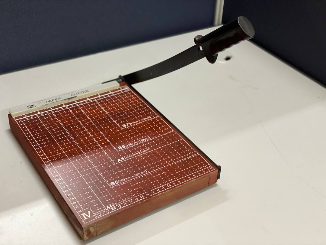 Paper cutter board / papan pemotong 4A, Hobbies & Toys, Stationery