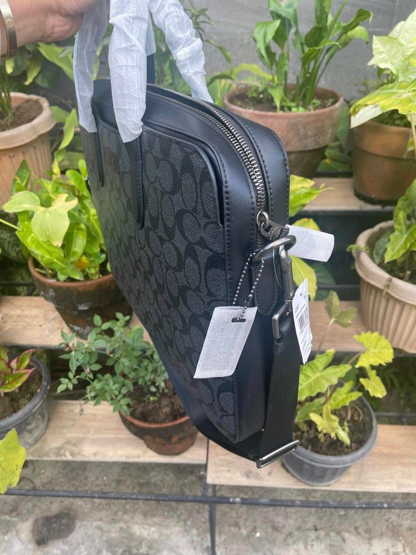 Penn Brief (Category: Luxury Bags & Wallets) located in Rizal. Submitted by onlinedepotwholesale2nd (Listing ID 1237535156, Image 2). Description: Penn Brief In Signature Canvas 15” (L) x 11” (H) x 2 1/4” (W) C2837 3900.