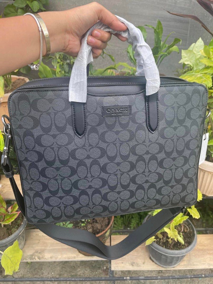 Penn Brief (Category: Luxury Bags & Wallets) located in Rizal. Submitted by onlinedepotwholesale2nd (Listing ID 1237535156, Image 1). Description: Penn Brief In Signature Canvas 15” (L) x 11” (H) x 2 1/4” (W) C2837 3900.