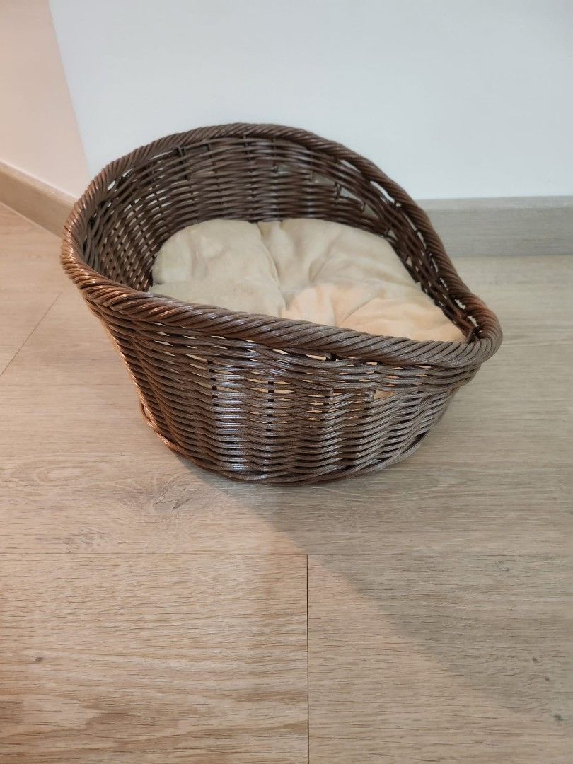 Pet bed (Category: Homes & Other Pet Accessories) located in Singapore. Submitted by kidslove100 (Listing ID 1237657018, Image 2). Description: Lightly used rattan pet bed with removable cushion. Length 40cm x Width 32cm x Height 15cm. Delivery can be arrange..