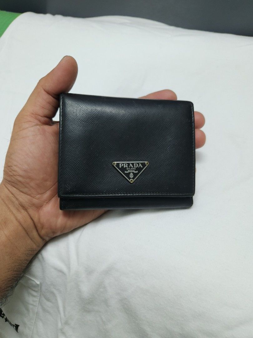 Prada authentic wallete （分類：銀包、卡片套）位於 Hong Kong。 由 alex66_ 提交（商品編號 1237681223，圖片 1）。簡介： 。