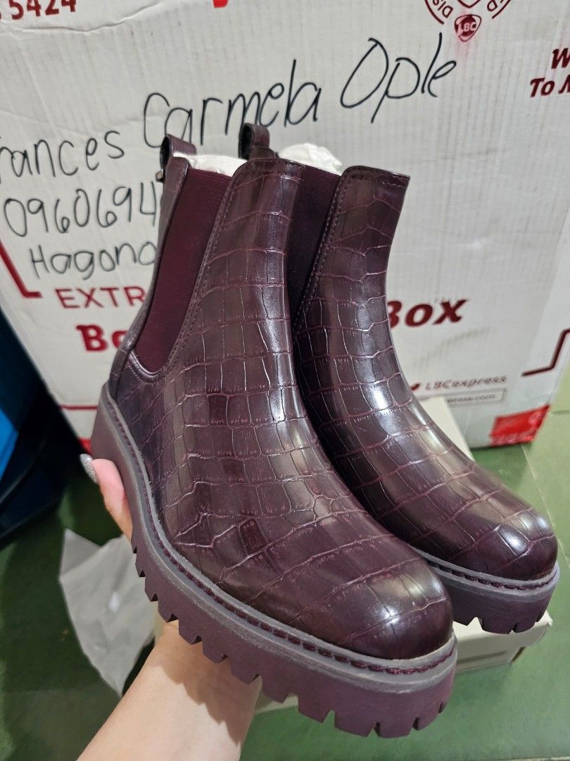 Kenneth cole salt heeled chelsea boot top