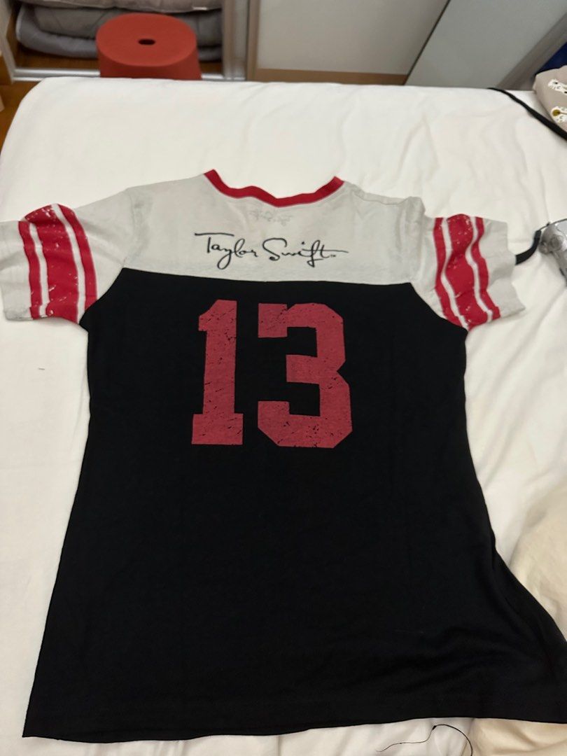 Taylor Swift tee (Category: Shirts) located in Singapore. Submitted by matthew_chow320 (Listing ID 1237669621, Image 2). Description: .