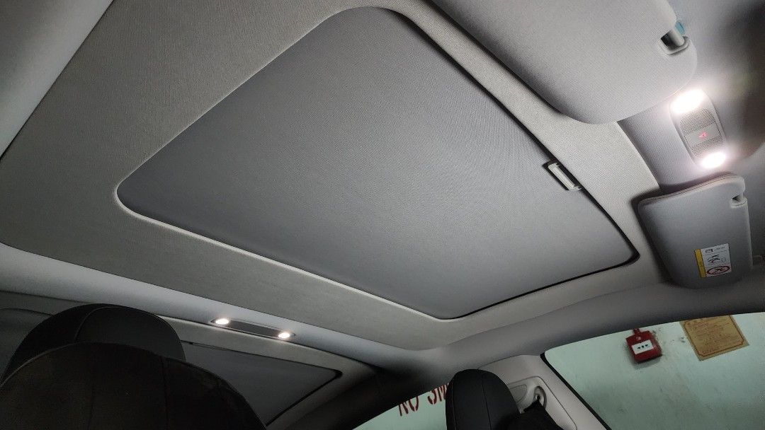 Tesla model 3 sunroof cover, 汽車配件, 改裝、內外零件 Carousell
