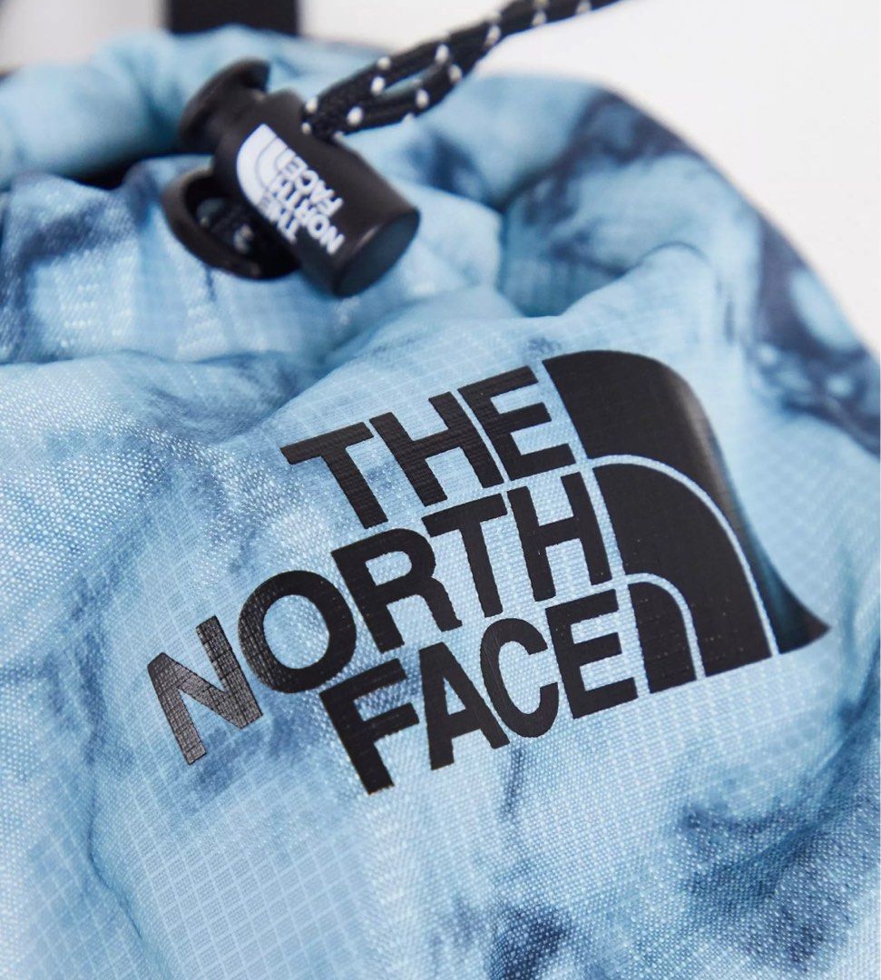 The North Face Bozer III cross body bag in blue tie dye, 他的時尚, 包包與錢包