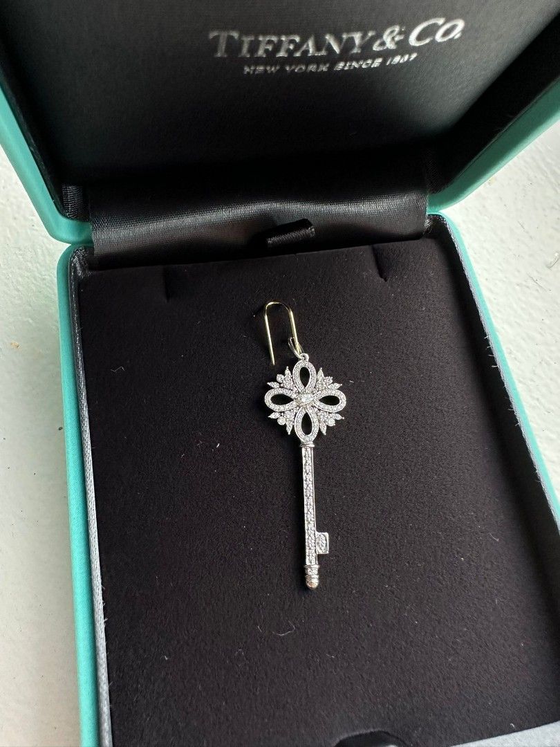 Tiffany and co Victoria Key Pendant diamond platinum, Women's Fashion