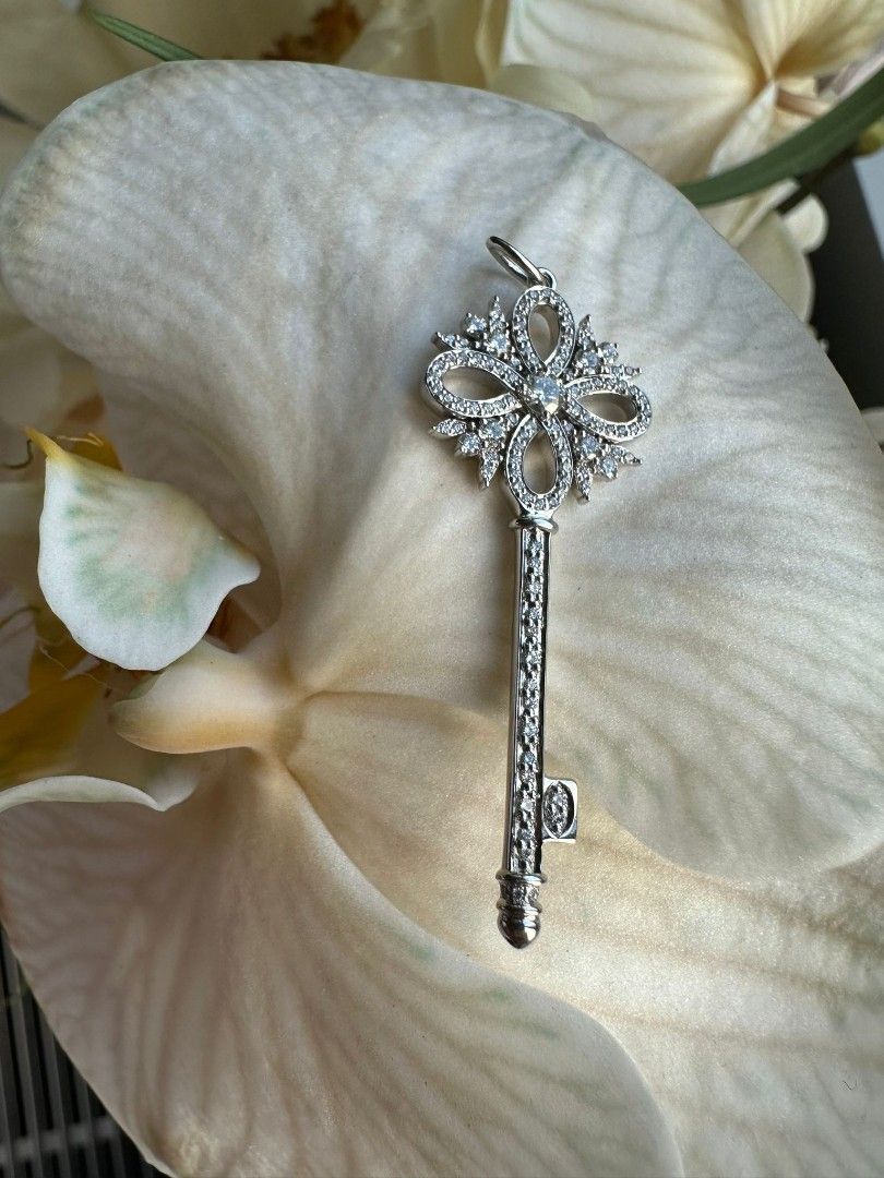 Tiffany victoria discount key pendant