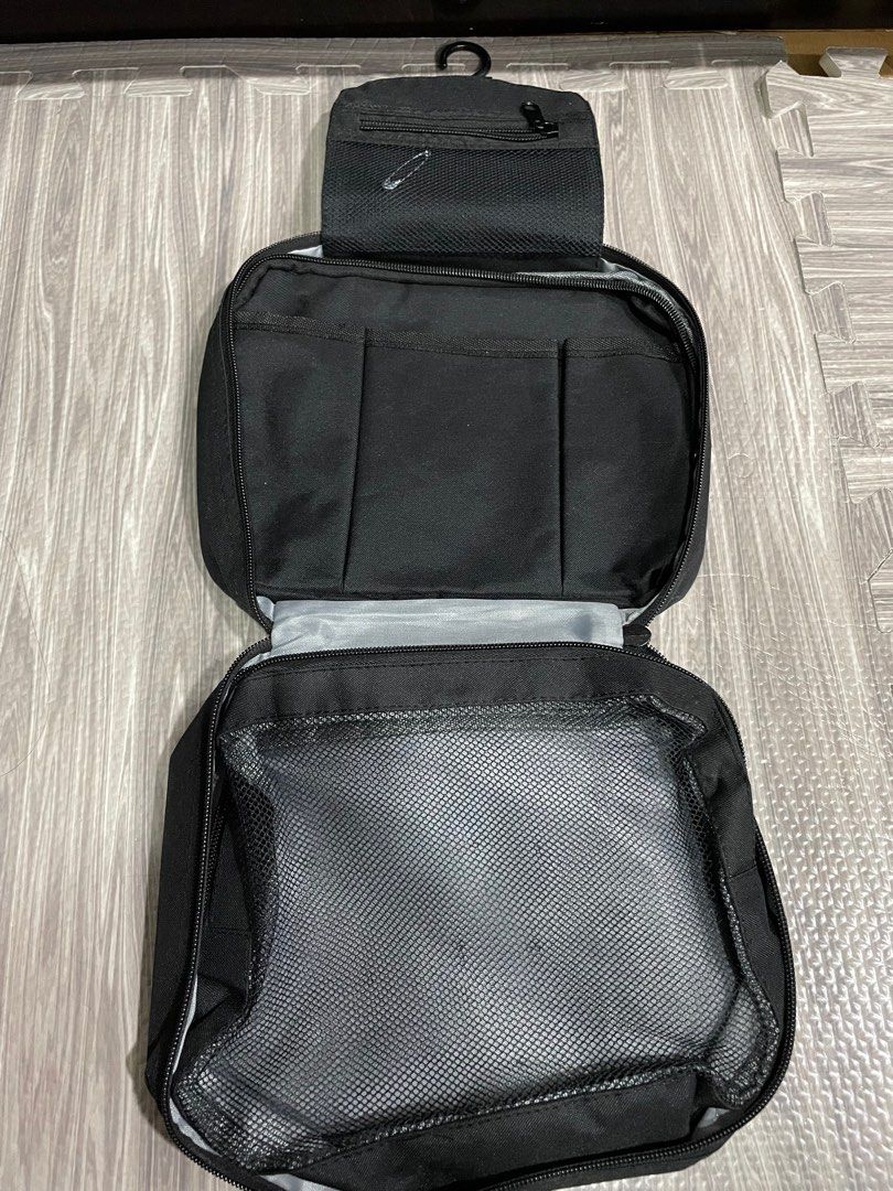 Travel bag - Toiletries (Category: Purses & Pouches) located in Manila. Submitted by live.hellokeffir (Listing ID 1237680936, Image 3). Description: Very useful. Has compartments and can be hanged. RFS: Too many travel bags already.
