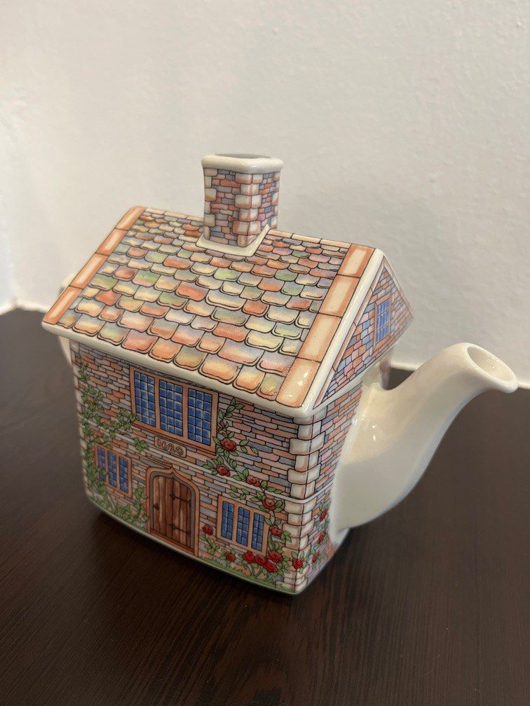 Vintage English Cottage Teapot, Furniture & Home Living, Kitchenware