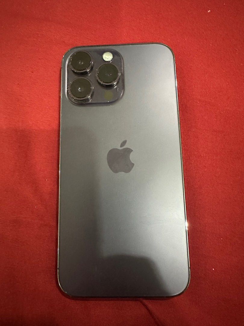 14 Pro Max (Category: iPhone 14 Series) located in Singapore. Submitted by knsyui (Listing ID 1237856744, Image 2). Description: 128gb BH 93% no defects no cracks , price can nego.