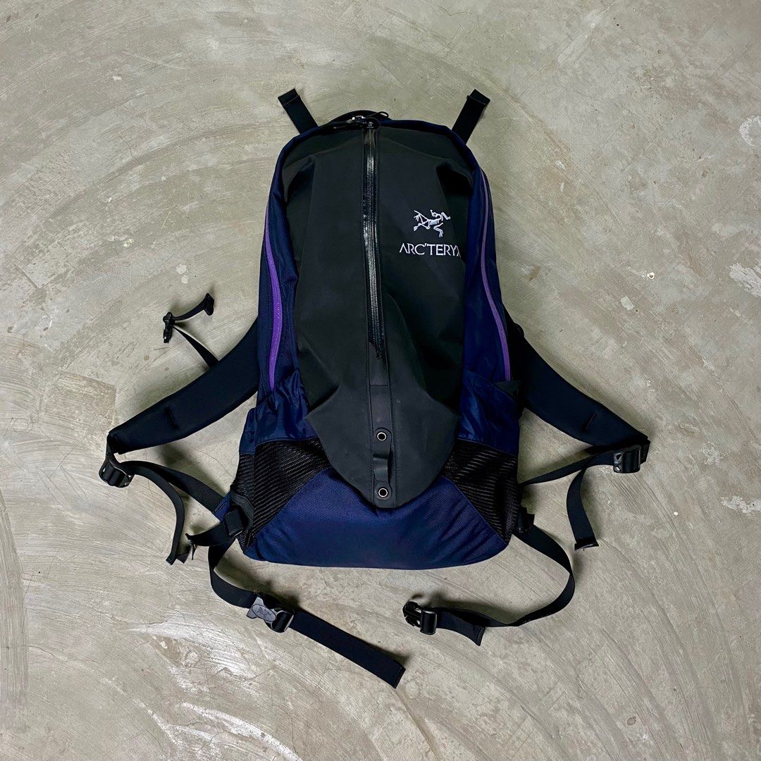 Arcteryx arro 22 2025 backpack black sapphire
