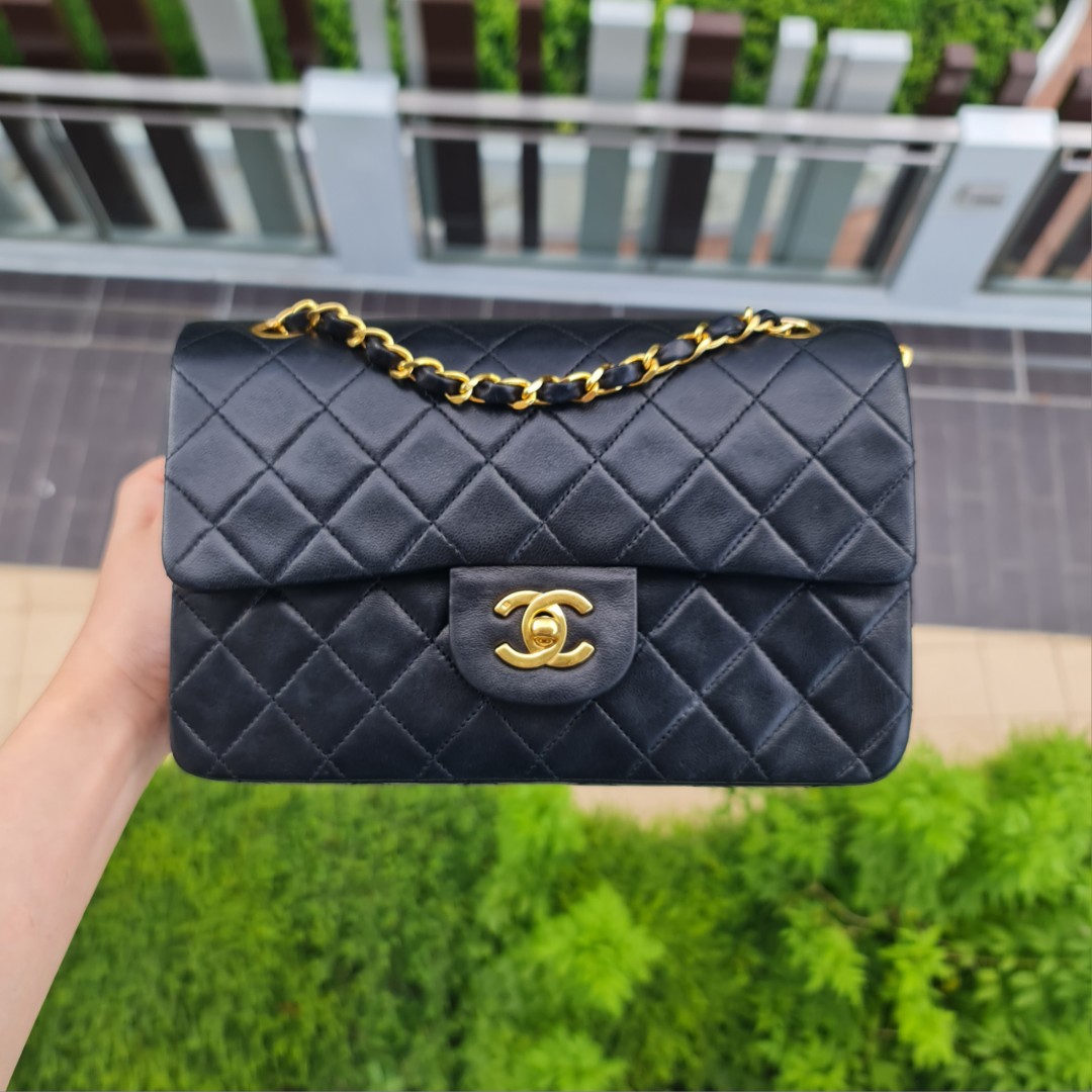 VINTAGE CHANEL SMALL BLACK CLASSIC QUILTED FLAP BAG