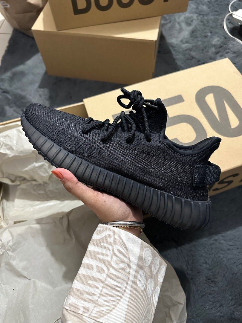 Adidas Yeezy 350 V2 Onyx Size 6.5 US, Men's Fashion, Footwear, Sneakers on  Carousell
