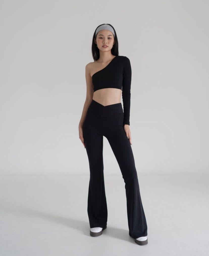 Halara High-Waisted Crossover Flare Jeans, Women's Fashion, Bottoms, Jeans  on Carousell