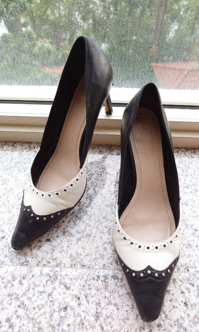 White store leather pumps