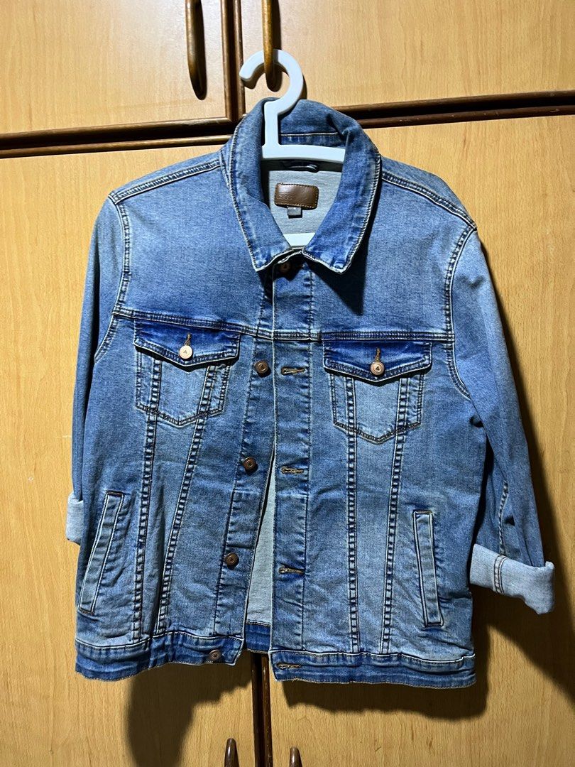 Denim Jacket (Category: Coats, Jackets and Outerwear) located in Singapore. Submitted by winkywardrobe (Listing ID 1237802080, Image 1). Description: Never used before ASOS denim jacket Condition 9.5/10 .