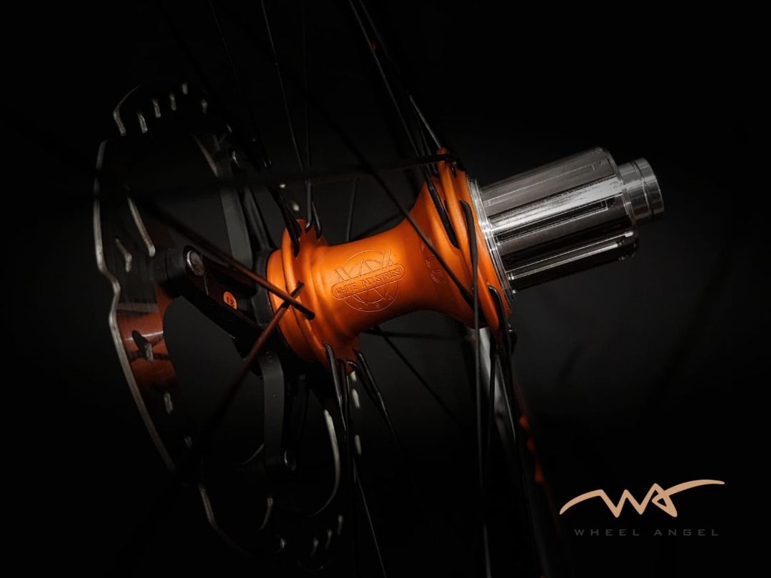 HELIX Wheels - Carbon Wheels with White Industries Hubs, Sports ...