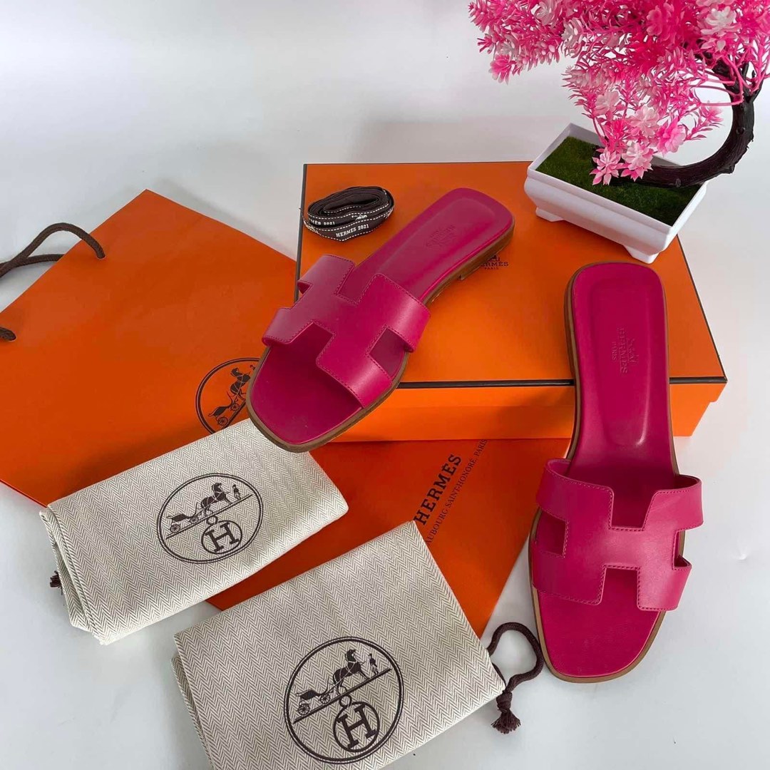 Hermes Oran Fuchsia Size 40 ½. Made in Italy. With ribbon, dustbag, box ...