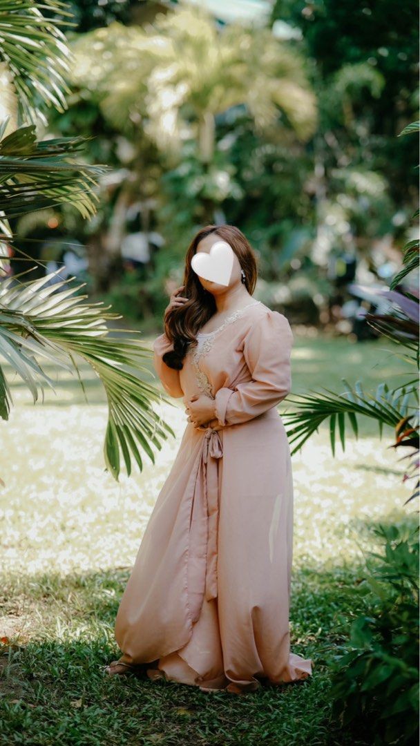 La Rosa Bridal Robe / Maternity Robe (Category: Dresses) located in Marikina City. Submitted by charmingcess (Listing ID 1237807660, Image 3). Description: Orig price = ₱3000+ Used once for photo shoot only Can fit up to large Super nice in actual, hindi ko lang najustify sa photos kasi maliit na chubby ako hehe *Last 2 photos grabbed frok La Rosa FB page.
