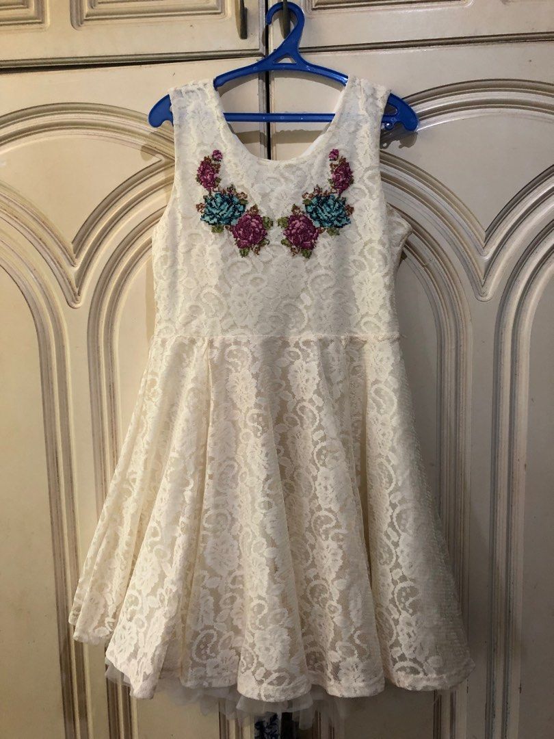 Lacy with floral accent white dress (Category: Dresses) located in Rizal. Submitted by tootchiekloset (Listing ID 1237751298, Image 1). Description: US brand very clean like new kids feom 7-10 years old .