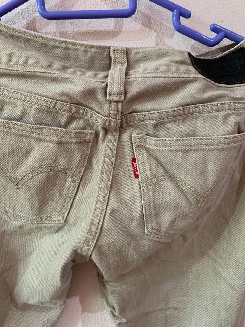 Cream levis store