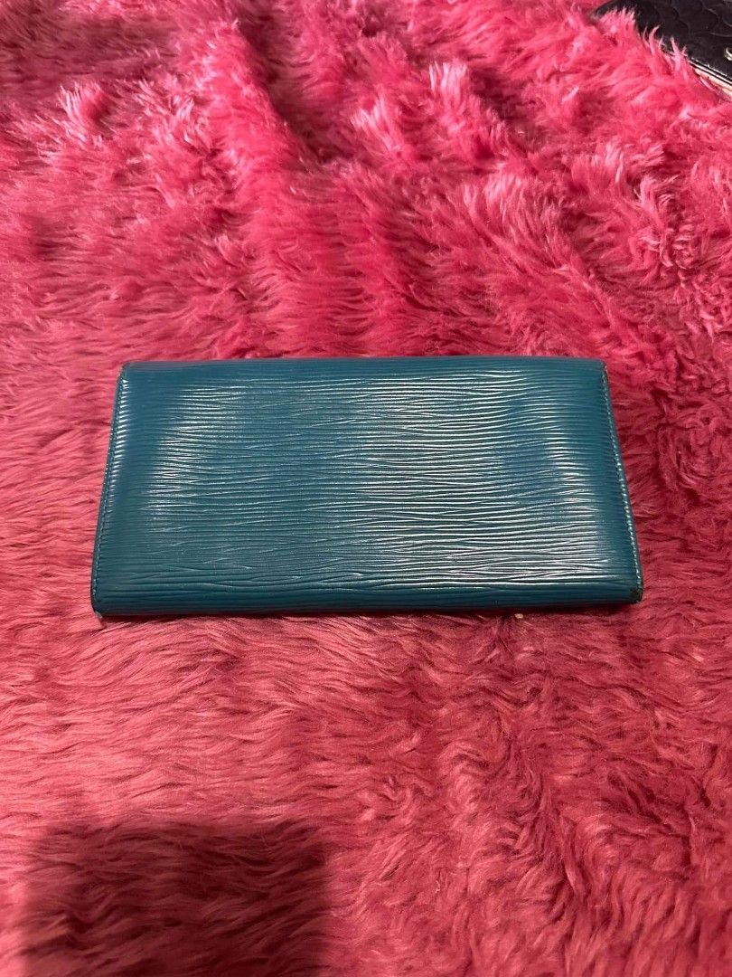 LV Wallet (Category: Luxury Bags & Wallets) located in Antipolo. Submitted by loveluxurydiscount (Listing ID 1237704919, Image 2). Description: 💯auth 👝ell vee 👝wallet.