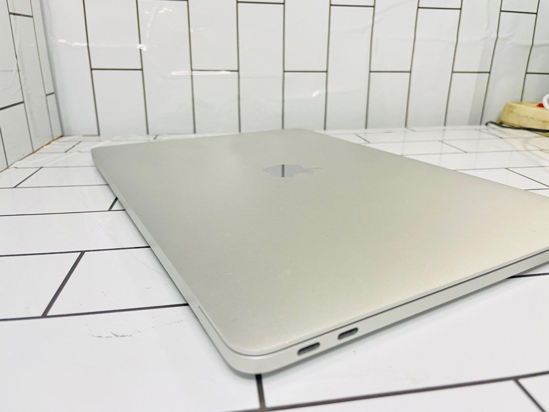 新電MacBook Pro 2017 | 13.3” Retina Screen | 256GB SSD | 8GB RAM