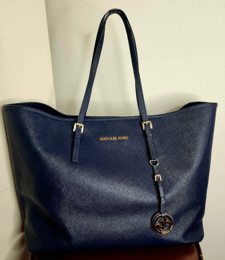 Michael Kors Jet Set Travel Medium Saffiano Leather Top-Zip Tote, Women's  Fashion, Bags & Wallets, Tote Bags on Carousell