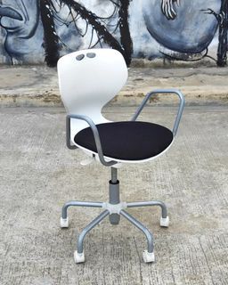 Shell Desk Chair
Black fabric cushion seat, white plastic back and steel frame. 

Swivels and rolls smoothly. Easy to adjust height. 

In good condition.