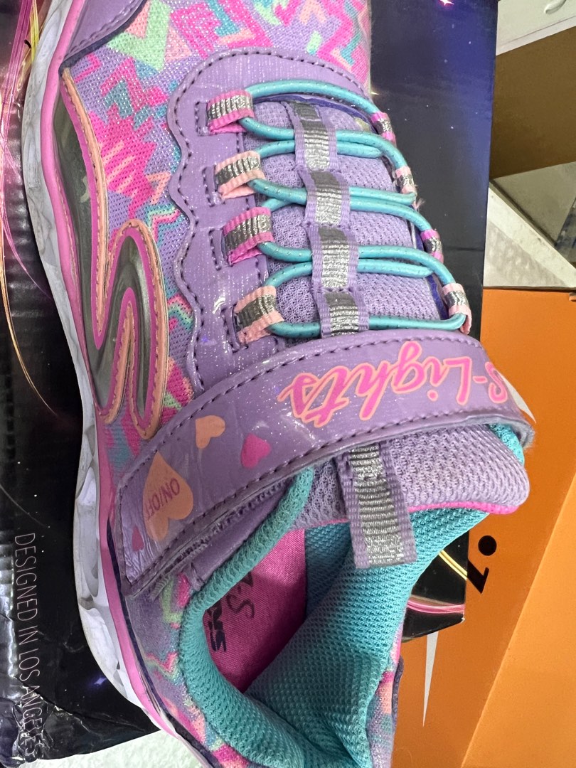 Skechers turn online off lights
