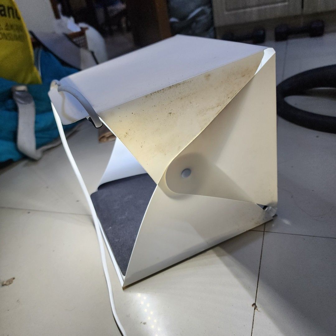 Small portable light box (Category: Lighting & Studio Equipment) located in Makati City. Submitted by retailtherapymnl (Listing ID 1237789411, Image 3). Description: used once para makuhanan ang mga kitt3ns namin. shopee check out or same day delivery.