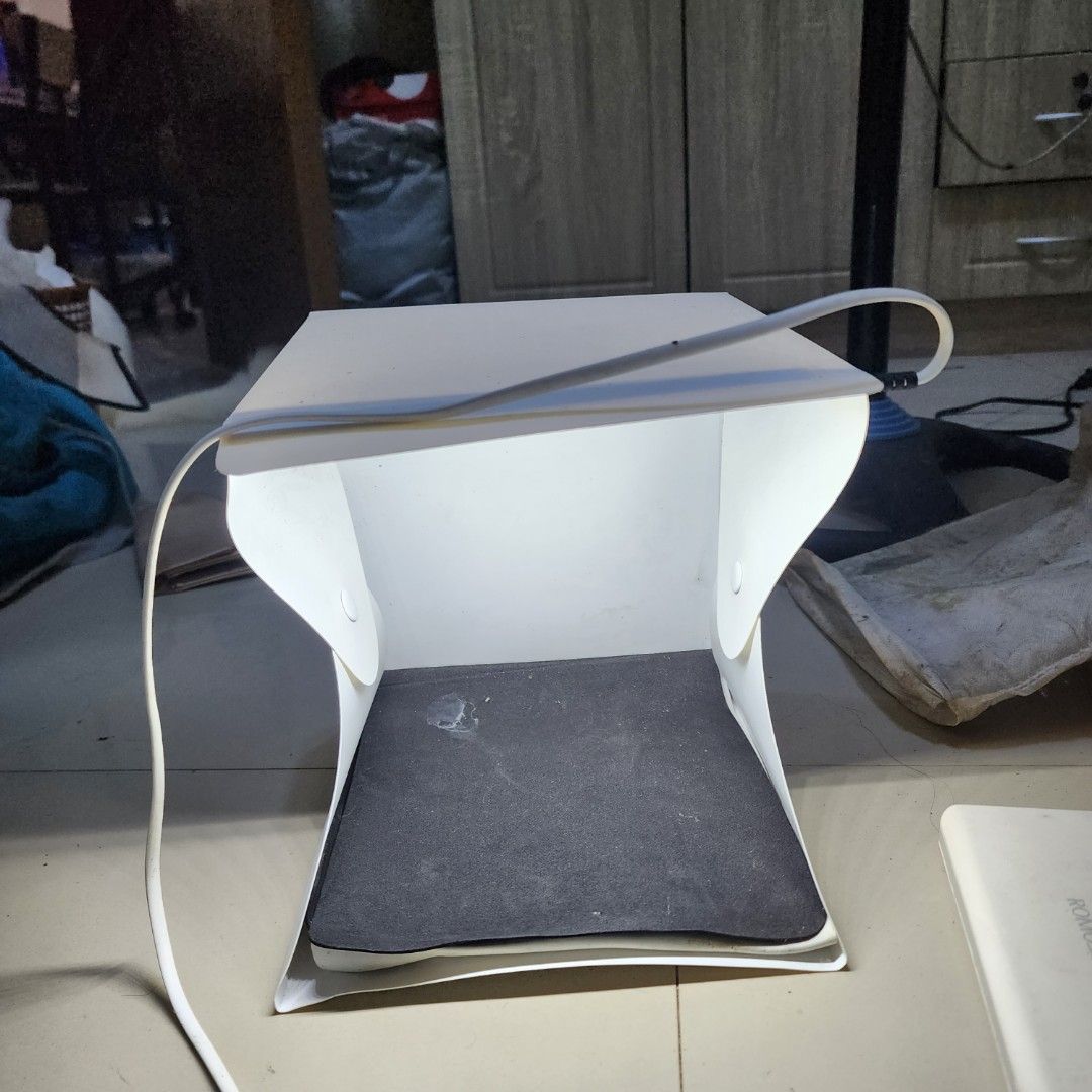 Small portable light box (Category: Lighting & Studio Equipment) located in Makati City. Submitted by retailtherapymnl (Listing ID 1237789411, Image 1). Description: used once para makuhanan ang mga kitt3ns namin. shopee check out or same day delivery.