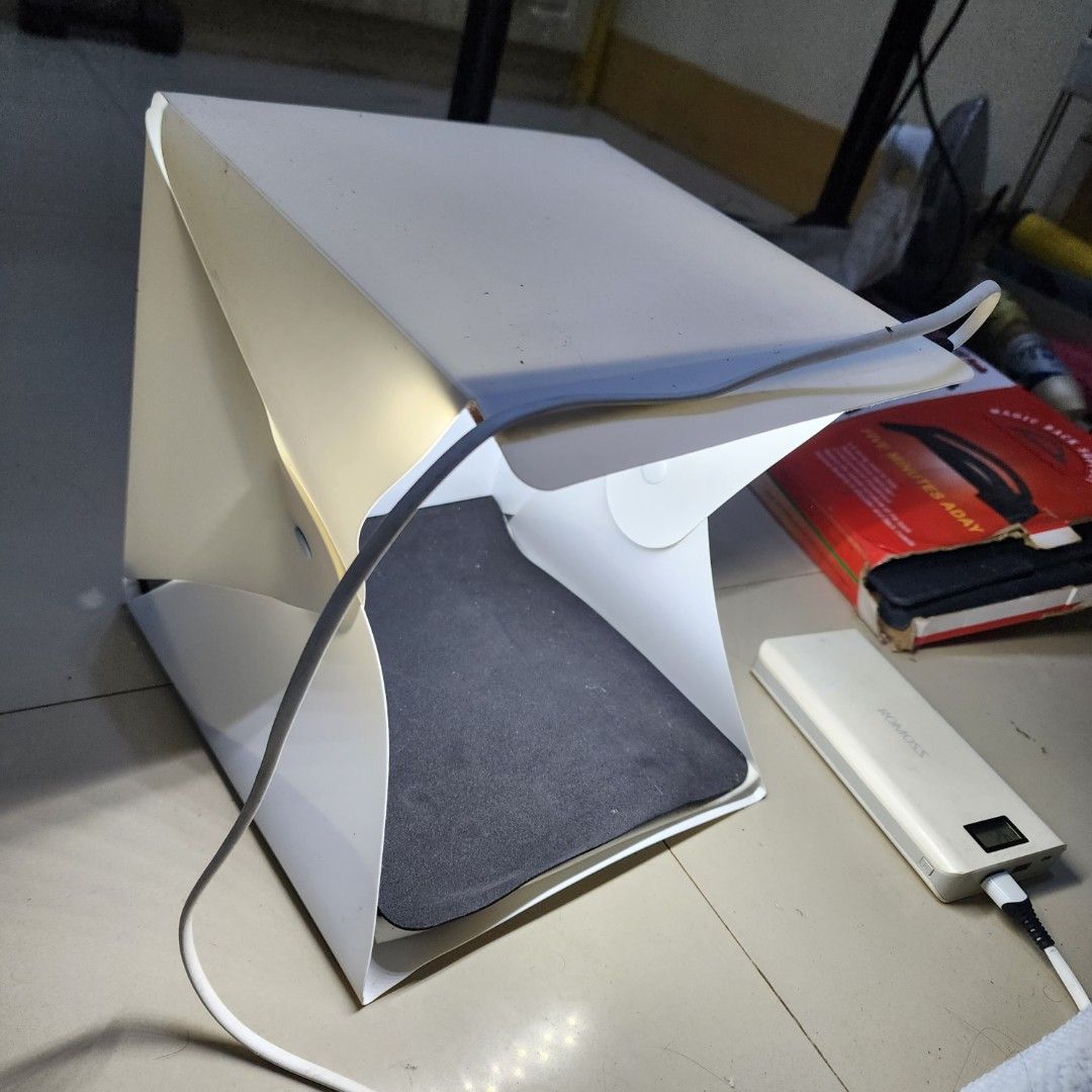 Small portable light box (Category: Lighting & Studio Equipment) located in Makati City. Submitted by retailtherapymnl (Listing ID 1237789411, Image 2). Description: used once para makuhanan ang mga kitt3ns namin. shopee check out or same day delivery.