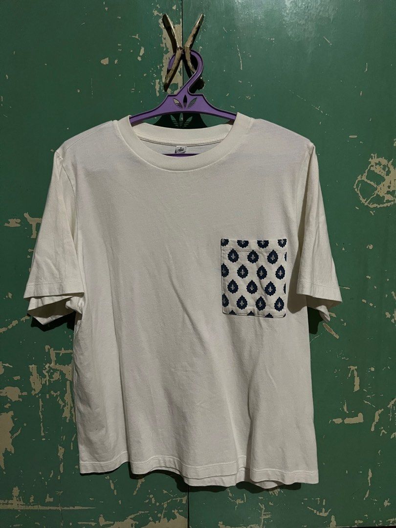 Uniqlo White Shirt (Category: Shirts) located in Manila. Submitted by ysc10 (Listing ID 1237808265, Image 1). Description: Mop: Gcash Mod: GGX.