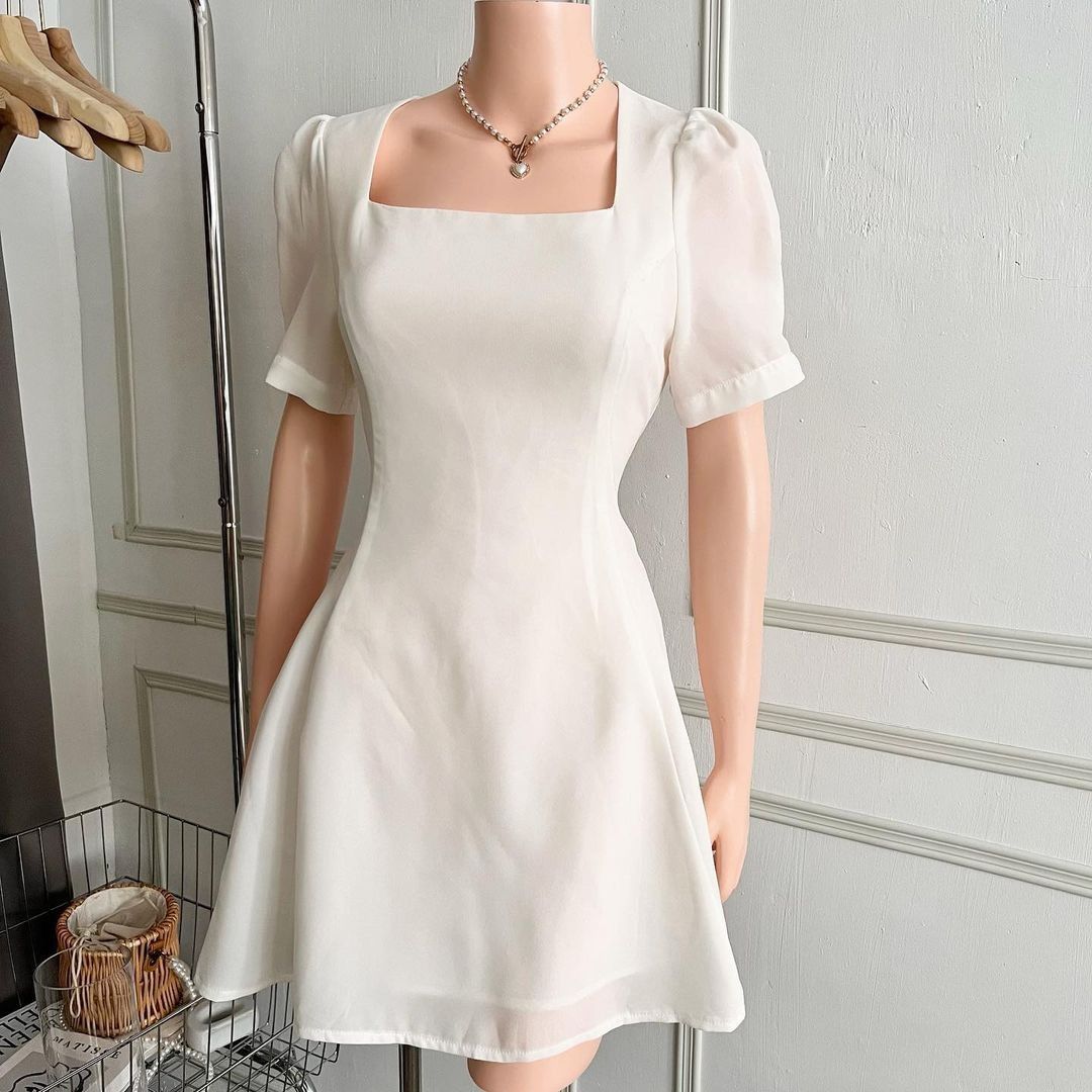 White Dress (Category: Dresses) located in Manila. Submitted by hellojelo (Listing ID 1237776934, Image 2). Description: Bought online, never worn..