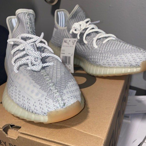 Yeezy 350 boost yeshaya (Category: Footwear) located in Toronto. Submitted by lucas_87 (Listing ID 1237722428, Image 3). Description: Slightly used GOAT authentified (comes with tags) .
