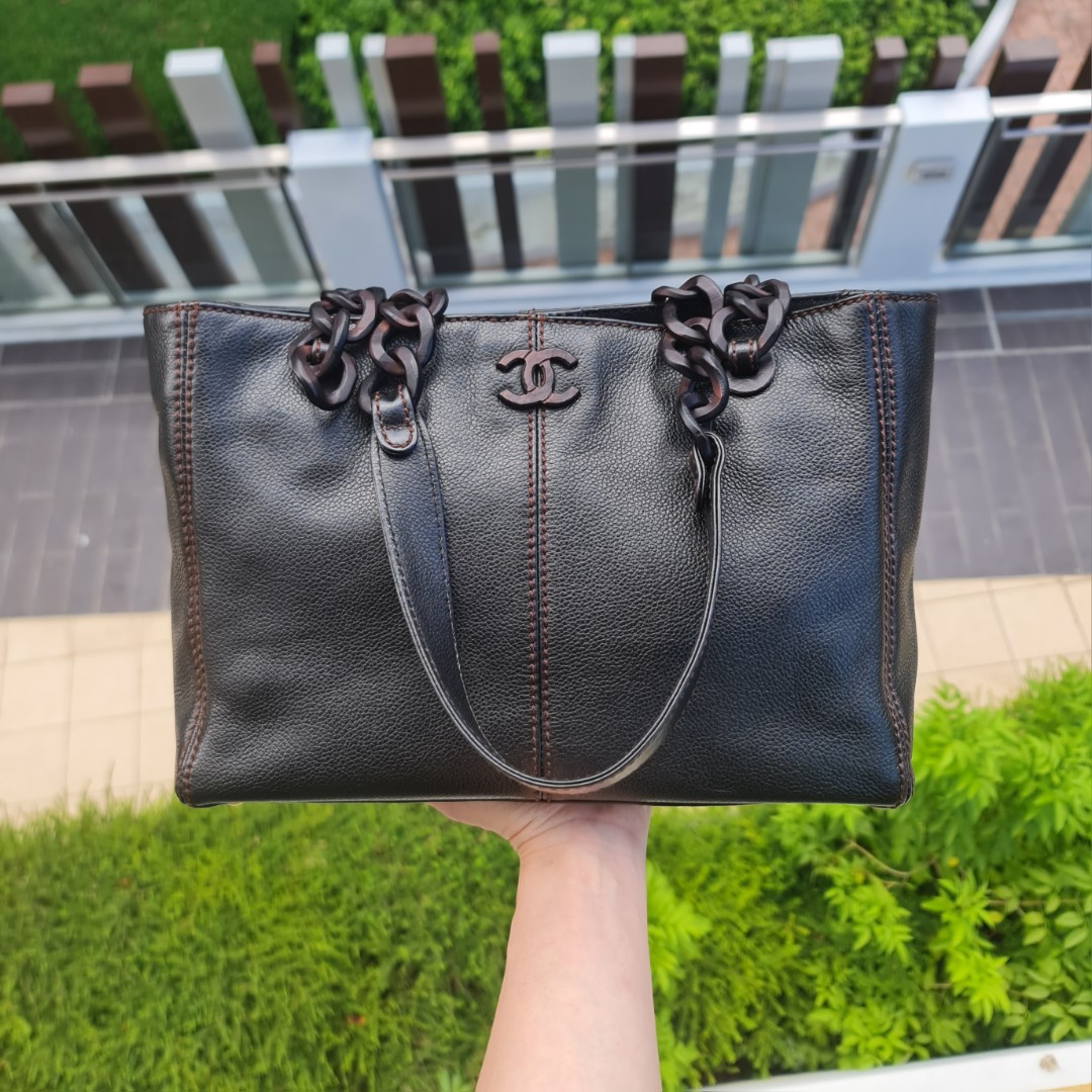 CHANEL GABRIELLE HOBO SMALL: WHAT FITS, MOD SHOTS, WAYS TO WEAR