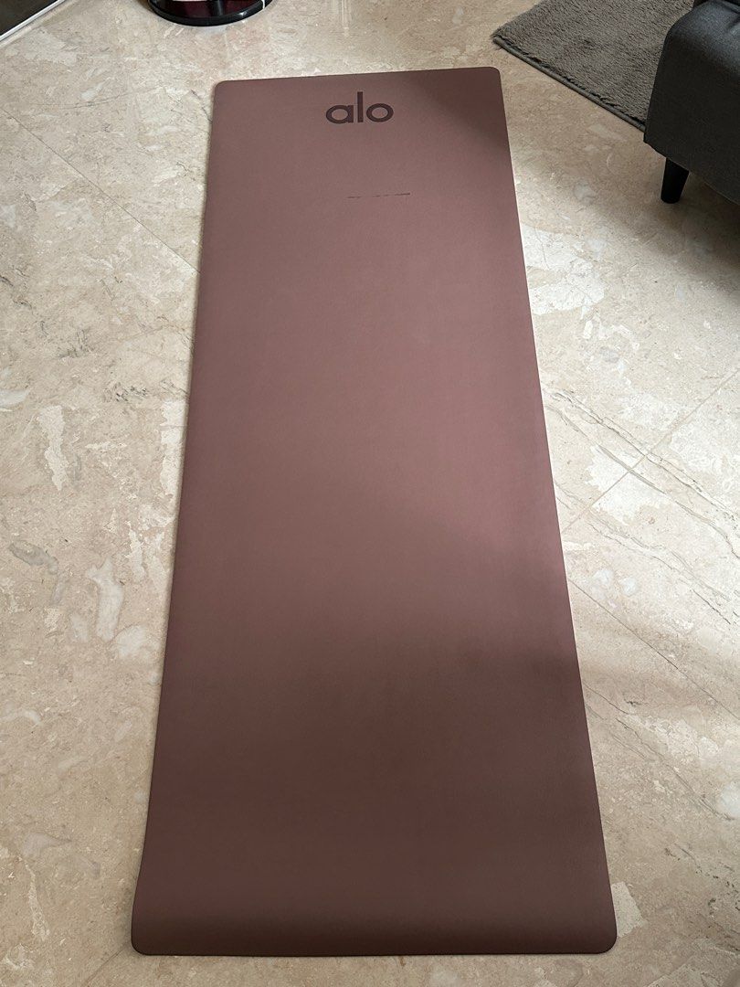 Alo Yoga Mat Preloved - Smoky Quartz, Olah Raga, Perlengkapan Olahraga  Lainnya di Carousell