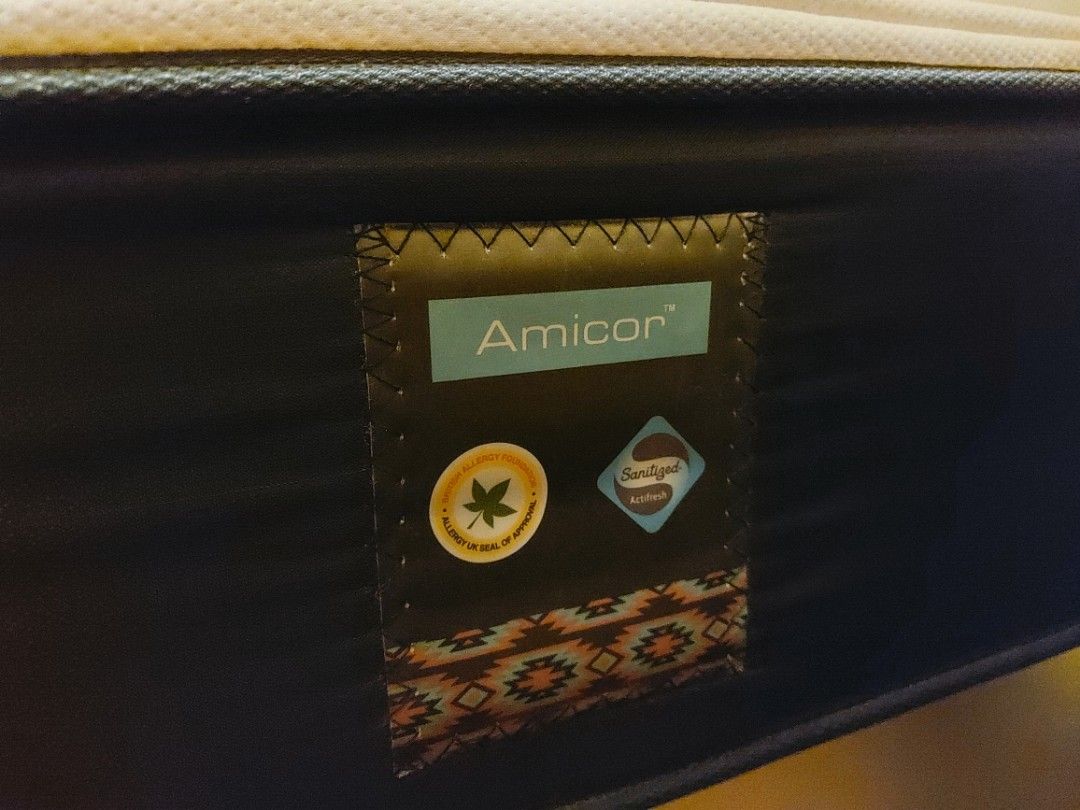 Amicor （分類：床架及床褥）位於 Hong Kong。 由 mcy0119 提交（商品編號 1238013732，圖片 2）。簡介： Amicor 床褥 使用了兩年 長75吋 x 闊54.5吋 x 厚8吋 限6月28至30號取 筲箕灣區。