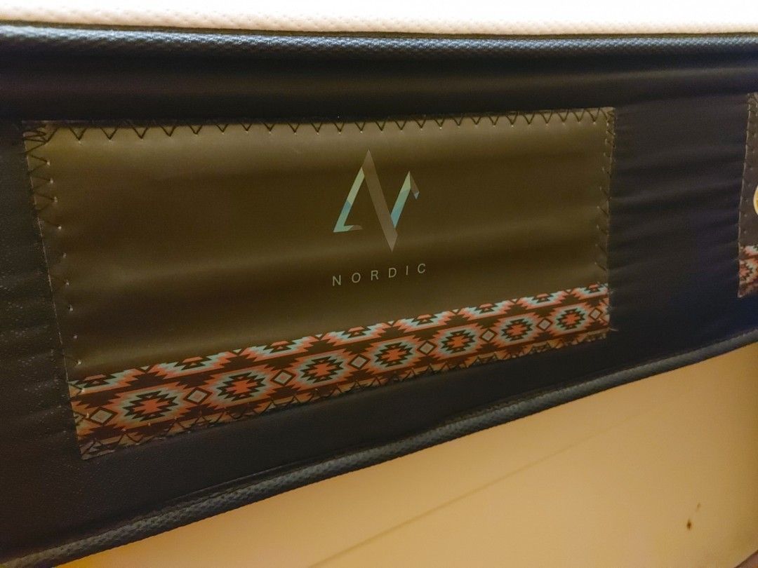 Amicor （分類：床架及床褥）位於 Hong Kong。 由 mcy0119 提交（商品編號 1238013732，圖片 3）。簡介： Amicor 床褥 使用了兩年 長75吋 x 闊54.5吋 x 厚8吋 限6月28至30號取 筲箕灣區。