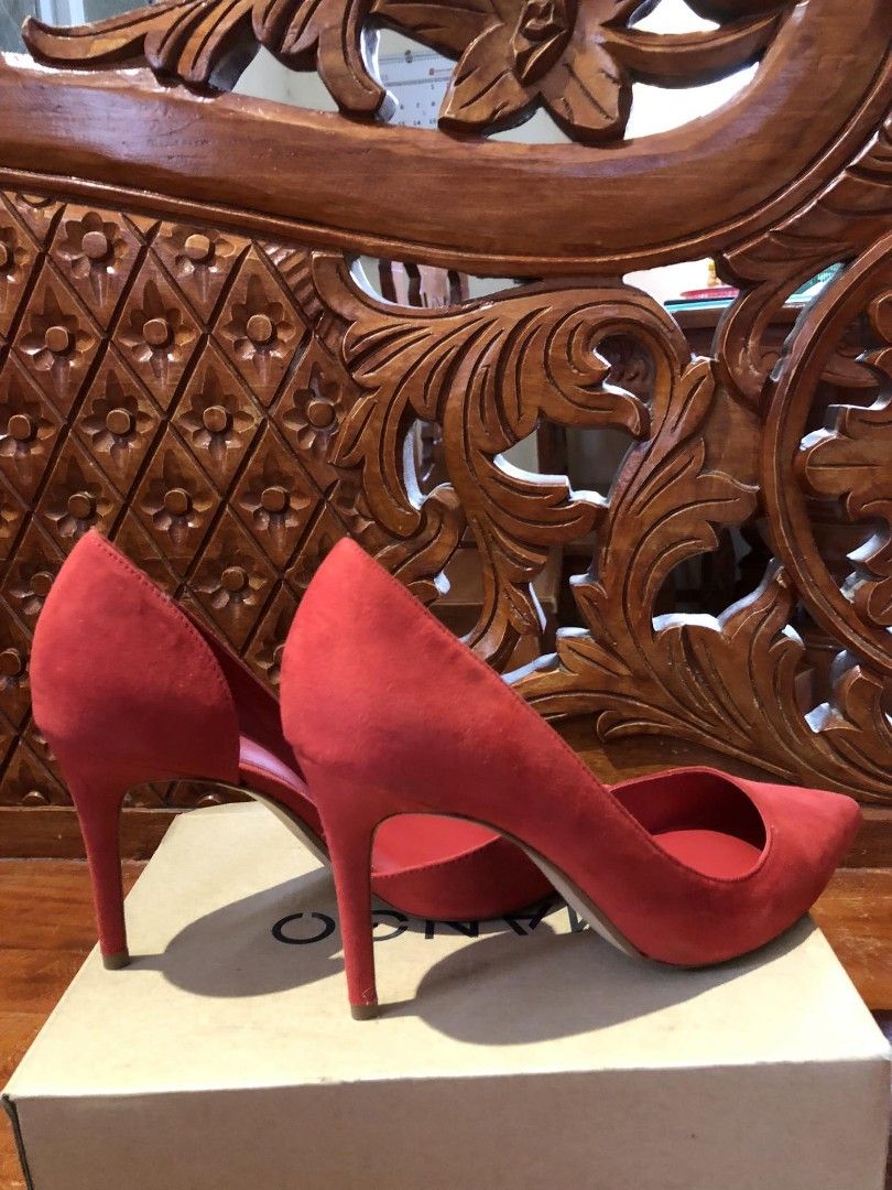 Authentic MANGO white pointed heels pumps (Category: Sandals) located in Munoz. Submitted by heydeclutterwithmee (Listing ID 1238041790, Image 1). Description: Size 38 3.5 heels Super pretty in person hard to let go but need money for upcoming graduation huhu, worn only once in an ecent which is indoor bought in mango store for 4k++ comes with its original box very classy and confy, as in perfect not even kidding 😭💗💗.