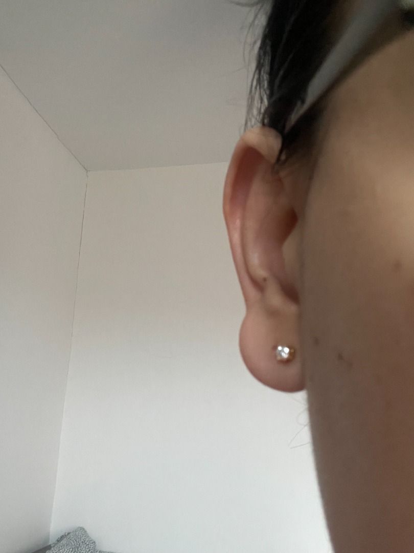 Authentic 18k yellow gold moissanite magnetic earrings (Category: Earrings) located in Taguig. Submitted by adethmae (Listing ID 1237973310, Image 2). Description: Authentic 18k moissanite magnetic earrings HK gold setting Sold by piece not per gram Shipping c/o buyer LBC with insurance - 270pesos.