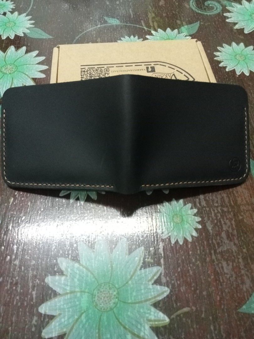 B2 Classic (Category: Bags & Wallets) located in Singapore. Submitted by JamBread (Listing ID 1237931737, Image 2). Description: .